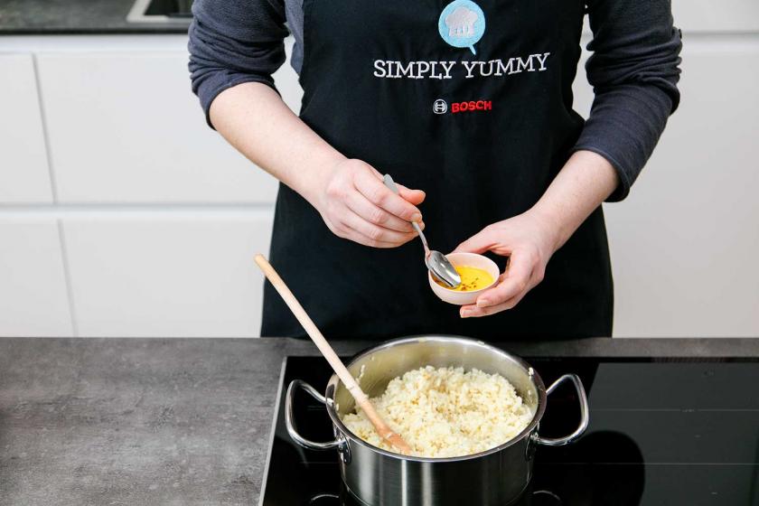 In das Risotto für die Arancini wird Safran eingerührt.