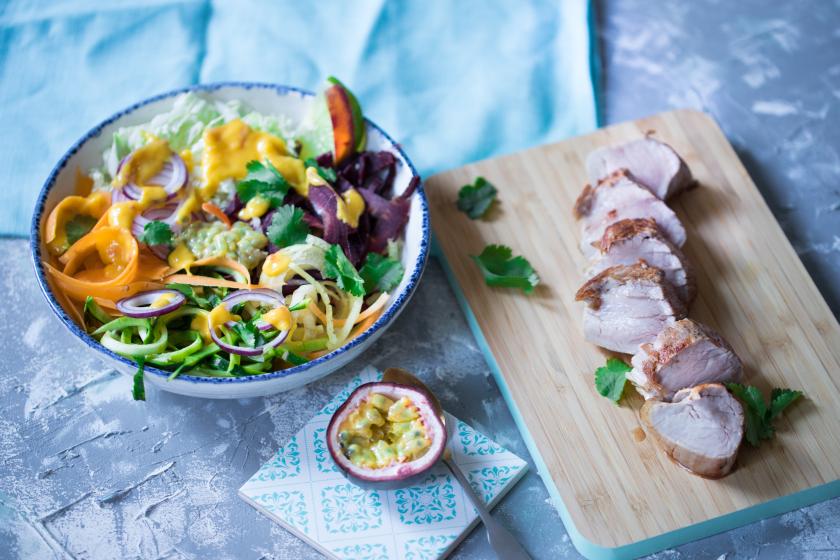 Asiatisches Schweinefilet mit Rohkostsalat und Mangosoße