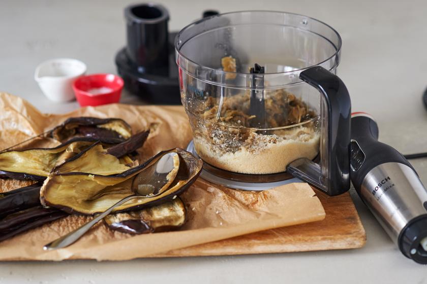 Für die Auberginen-Ravioli mit Walnusspesto wird das Fruchtfleisch der Auberginen in einem Mixer püriert.