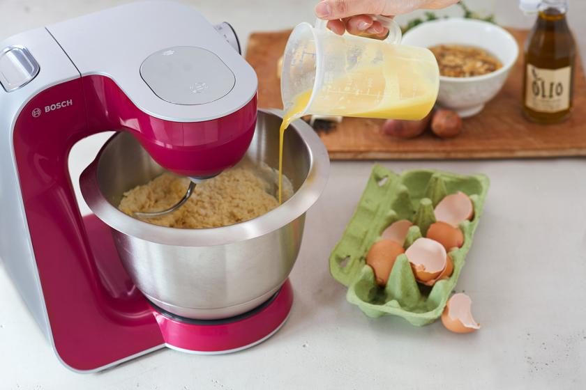 Für Für Auberginen-Ravioli mit Walnusspesto wird der Nudelteig in einer Küchenmaschine geknetet.