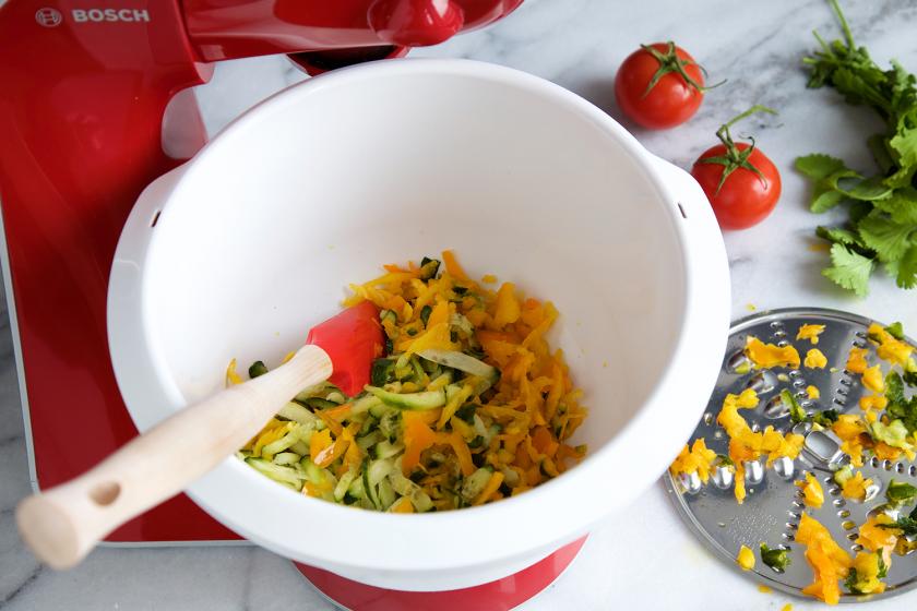 Als Vorbereitung für das Avocadogrillen wird die Füllung aus Paprika und Gurke geraspelt.