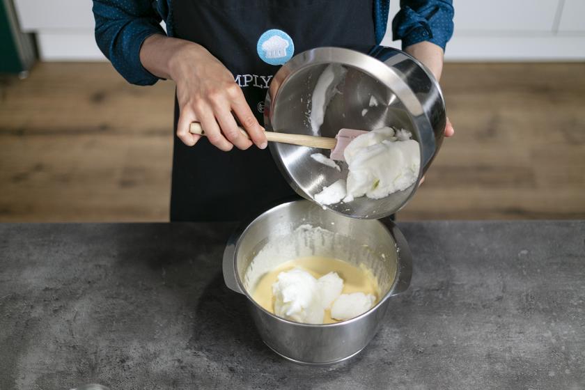 Eischnee wird zum Backfisch in eine Rührschüssel gegeben.