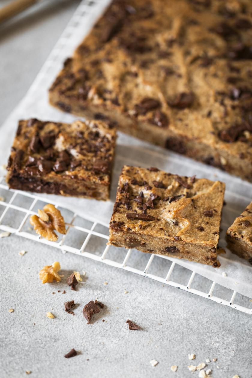 Bananen-Haferflocken Kuchen angeschnitten auf einem Kuchengitter im close up