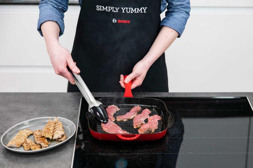 Für das Bánh mì wird Rindfleisch in einer Grillpfanne gebraten.