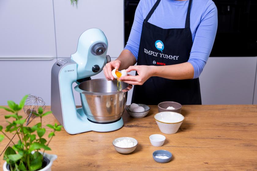 Eier werden in die Rührschüssel einer Küchenmaschine gegeben.