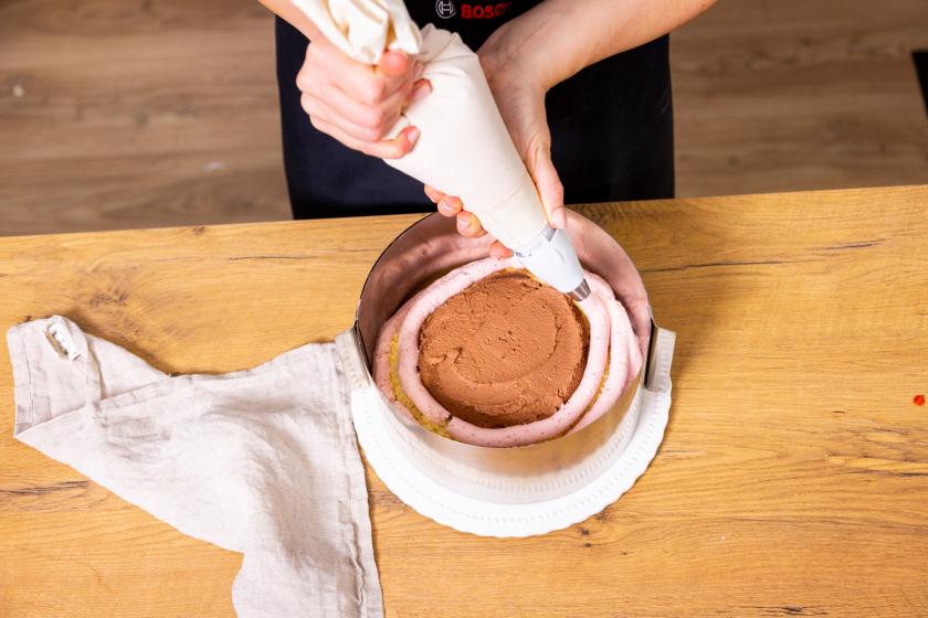 Erdbeercreme wird auf die Benjamin Blümchen Torte gespritzt.