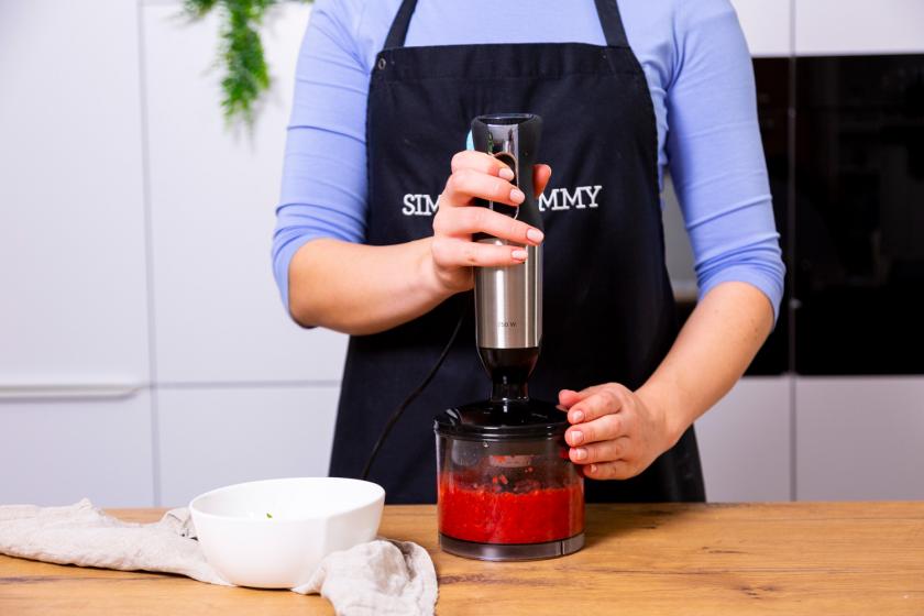 Erdbeeren werden püriert.