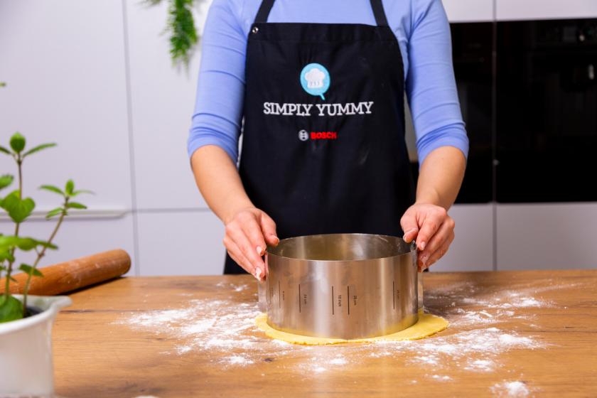 Mürbeteigboden für die Benjamin Blümchen Torte wird ausgestochen.