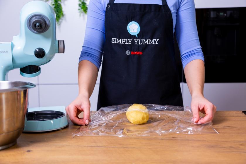 Mürbeteig wird in Folie eingewickelt.