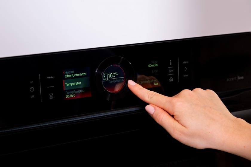 Backofen wird auf 160 °C Ober-/Unterhitze eingestellt.