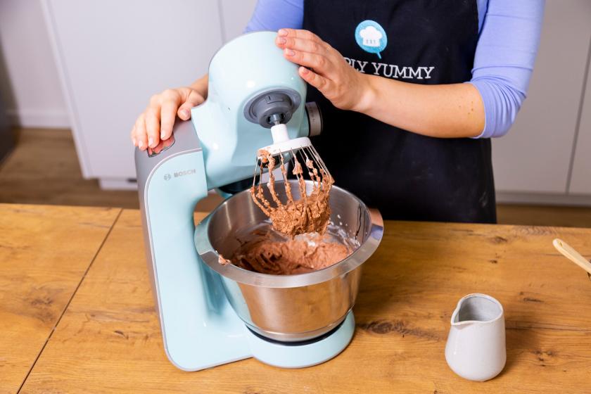 Schokocreme für Benjamin Blümchen Torte wird in einer Küchenmaschine aufgeschlagen.