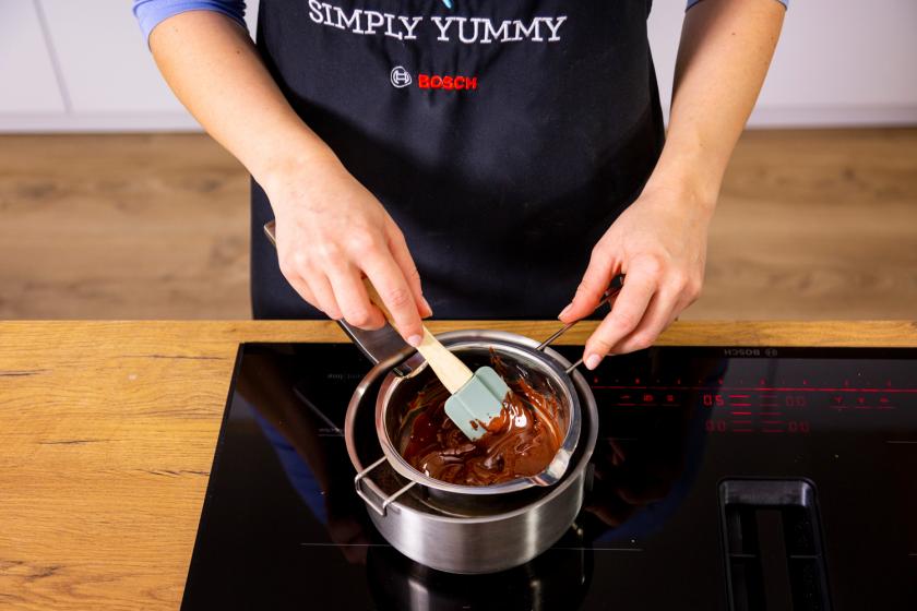 Schokolade wird über einem Wasserbad geschmolzen.