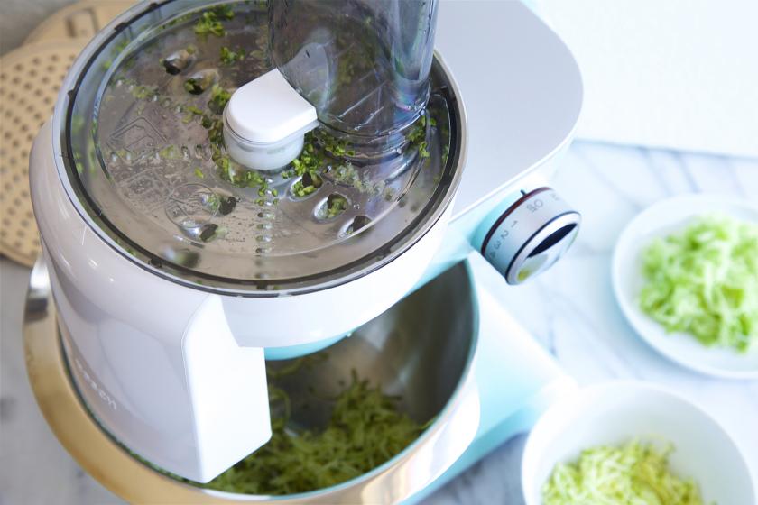 Gemüse für Bibimbap wird mit einer Küchenmaschine geschnitten.