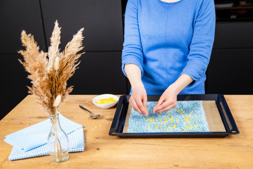 Wachsperlen werden auf einem eingeölten Stoffstück verteilt