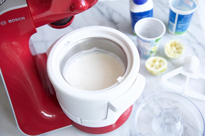 Die Eismasse für den Birnen-Crisp mit Schmand-Eis ist in eine Eismaschine gefüllt.
