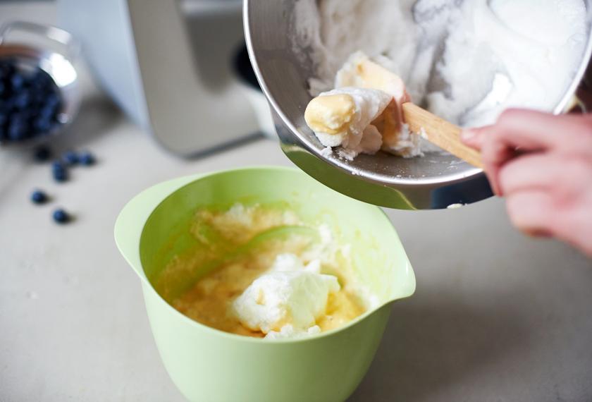 Für den Teig der Blaubeer-Pancakes wird Eischnee untergehoben.