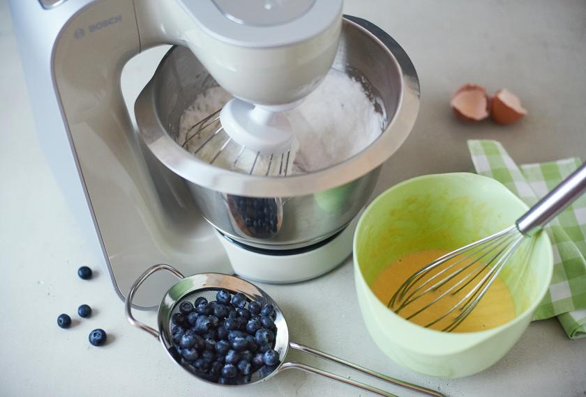 Für die Blaubeer-Pancakes wird Eischnee in einer Küchenmaschine geschlagen.