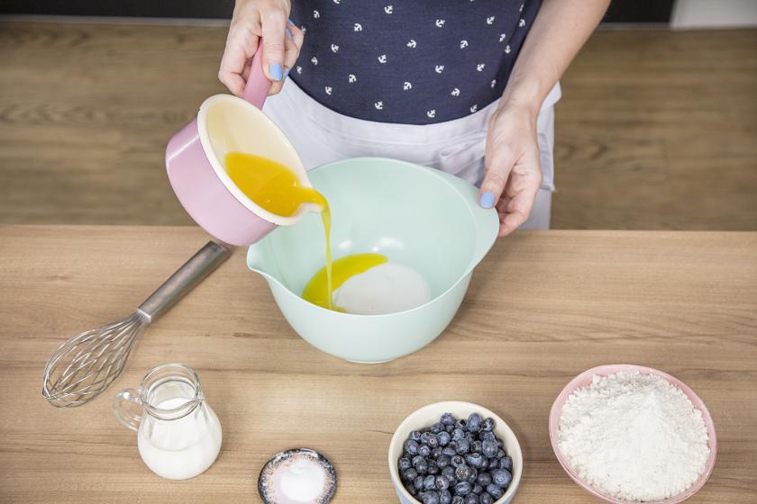 Für die Blaubeermuffins wird flüssige Butter mit restlichen Zutaten verrührt.