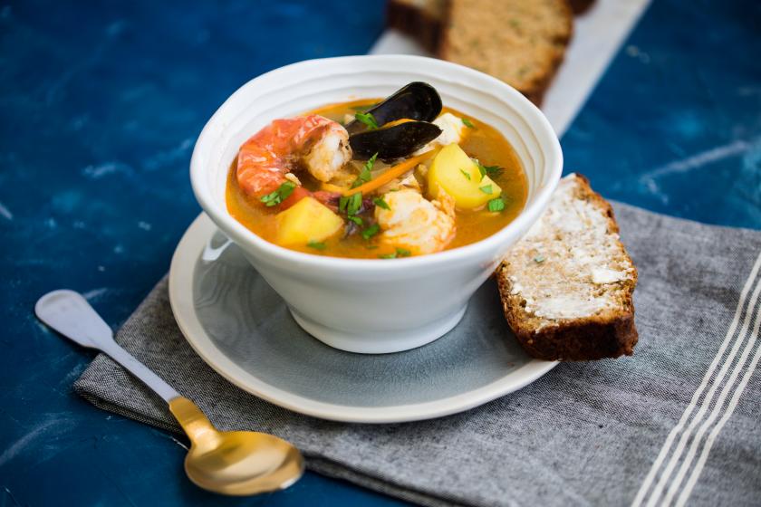 Bouillabaisse mit Knoblauch-Parmesan-Brot | Simply Yummy