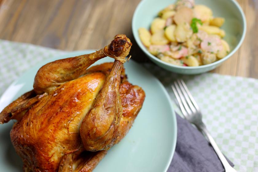 Knuspriges Brathähnchen mit Kartoffelsalat | Simply Yummy