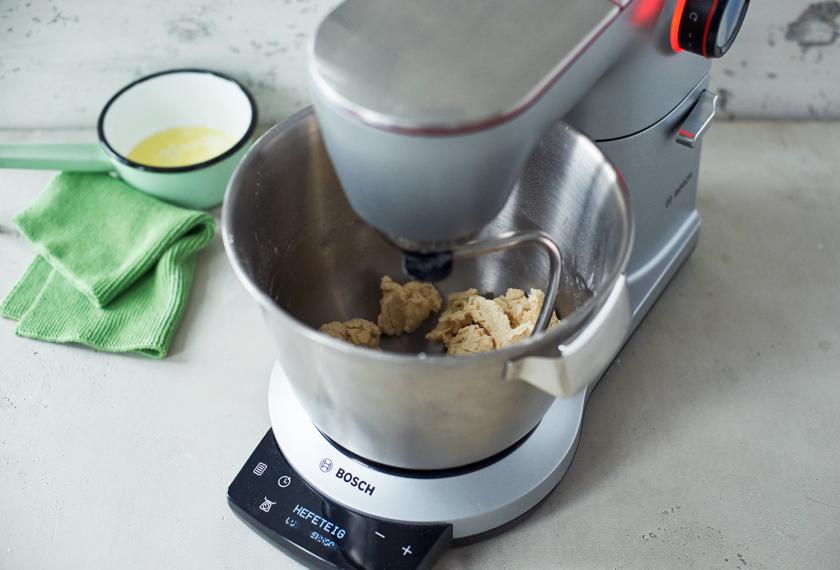 Die Zutaten für Brioche werden in einer Küchenmaschine geknetet.
