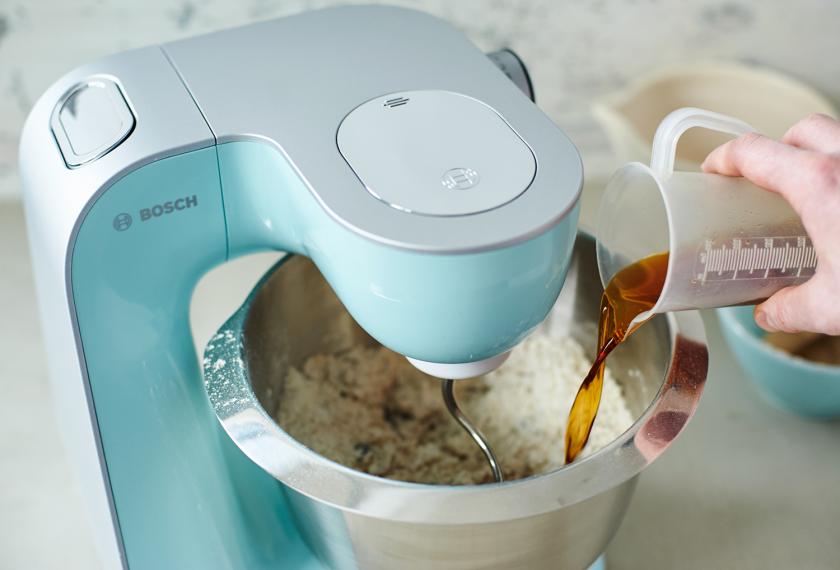 Der Teig für Brötchen ohne Hefe wird in einer Küchenmaschine geknetet.