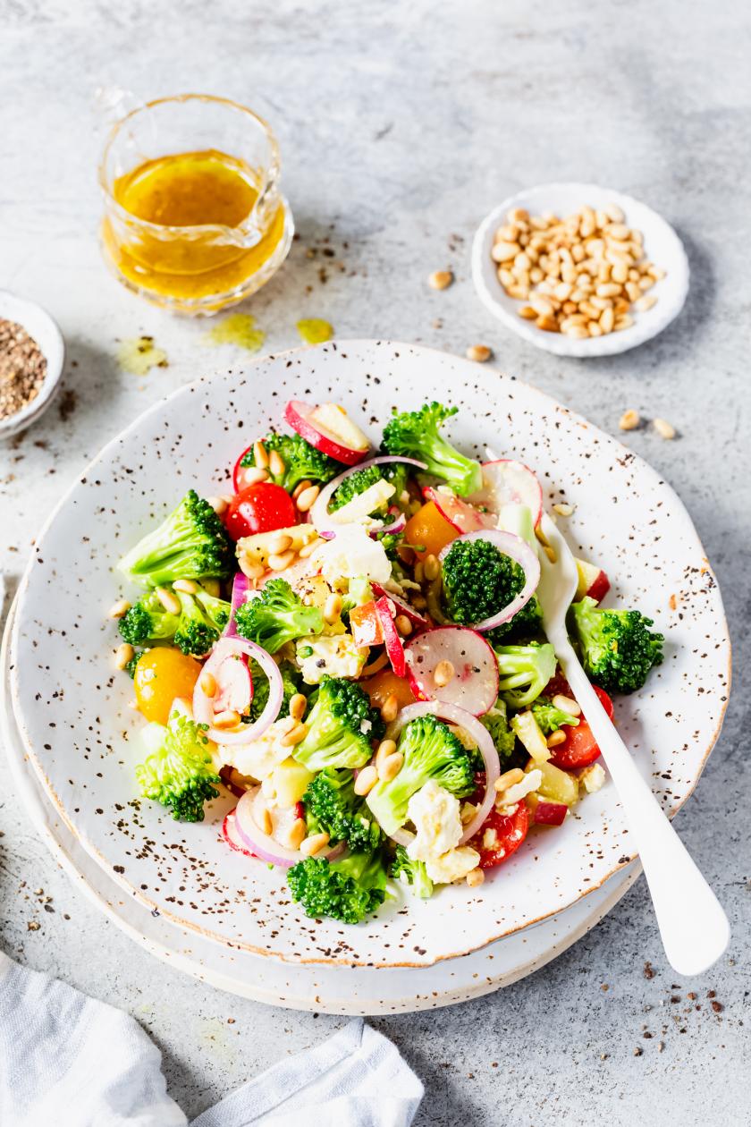 Roher Brokkolisalat mit Apfel und Feta