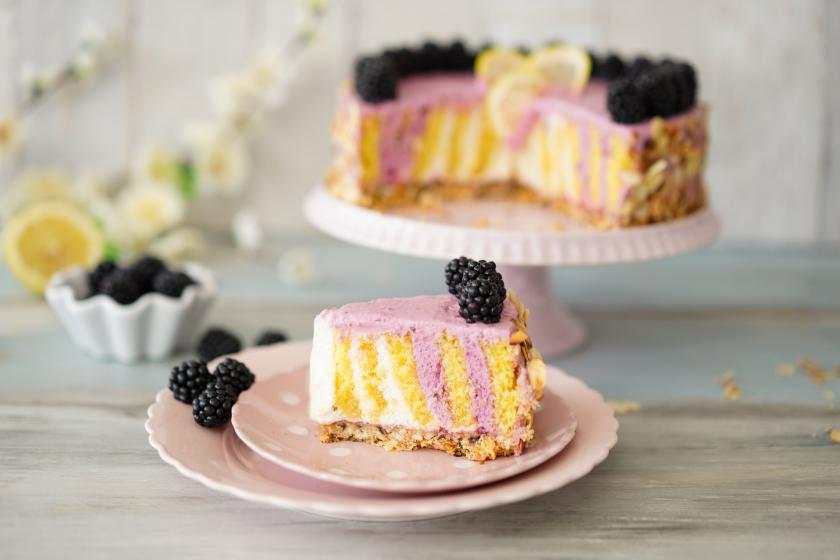 Brombeertorte. Oder Wickeltorte mit Brombeeren