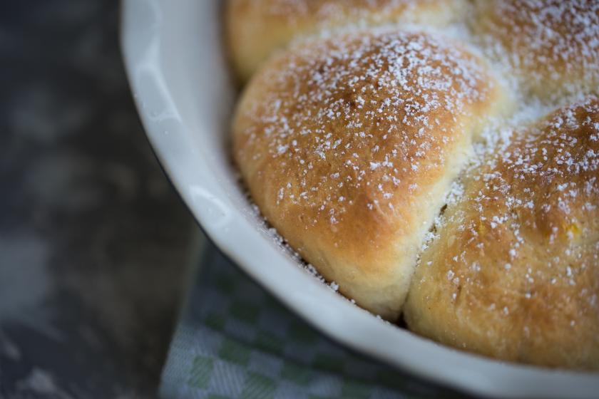 Buchteln mit Aprikosen-Pistazien-Füllung | Simply Yummy