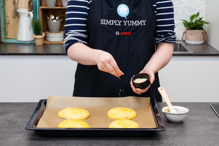 Die Burger Buns Brioche werden mit Sesam bestreut.
