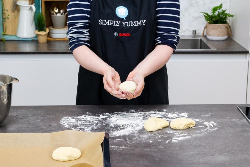 Die Burger Buns Brioche werden geformt.