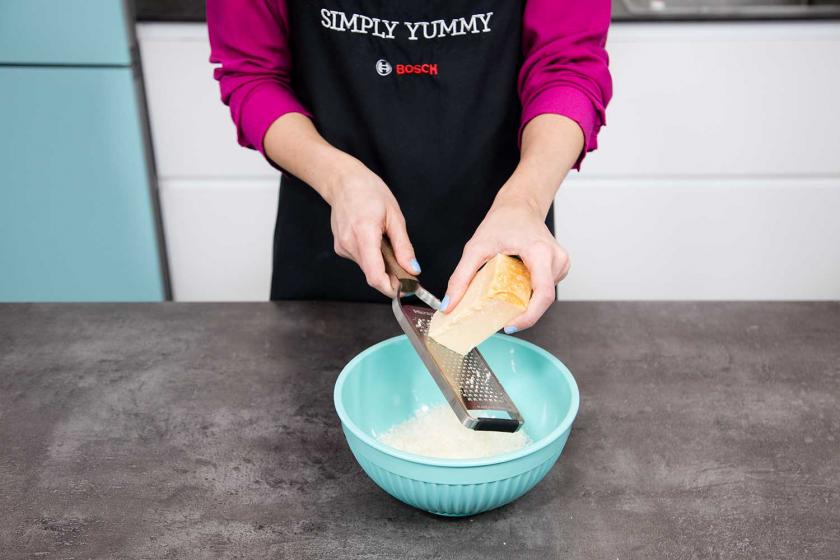 Käse für die Carbonara Soße wird gerieben.