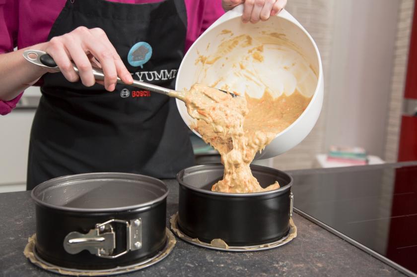Carrot Cake Teig in die Springformen füllen.