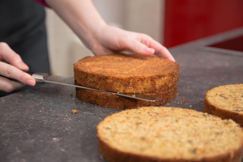 Böden deines Carrot Cakes halbieren.