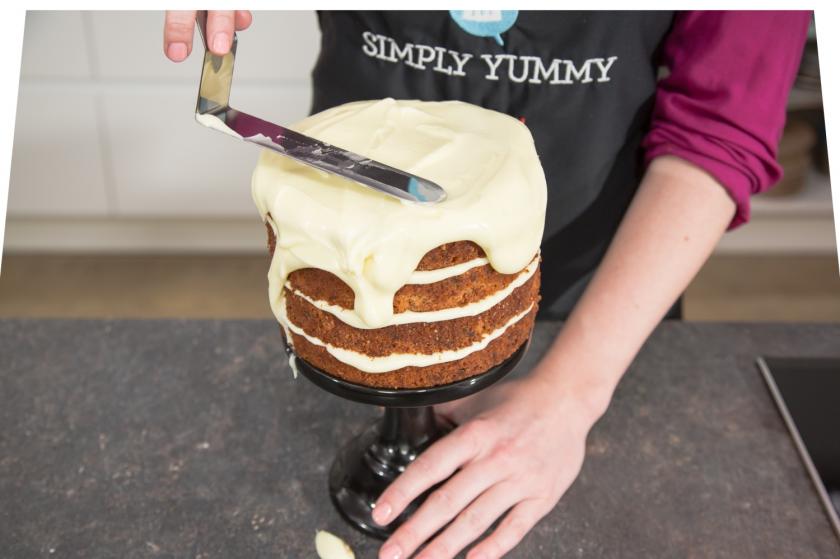 Carrot Cake mit Frosting einstreichen