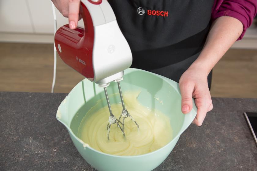 Zutaten für das Frosting verrühren.
