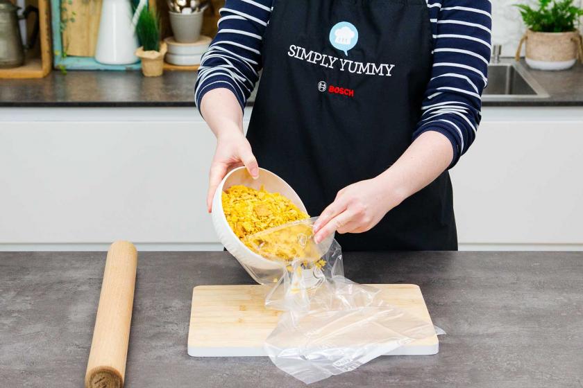 Für die Chicken Nuggets werden Cornflakes in einen Gefrierbeutel gefüllt.
