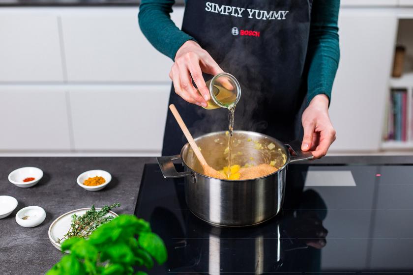 Essig wird in den Topf zum Chutney gegeben.