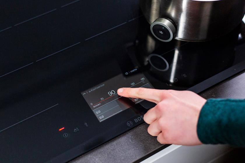 Der Herd wird eingeschaltet.