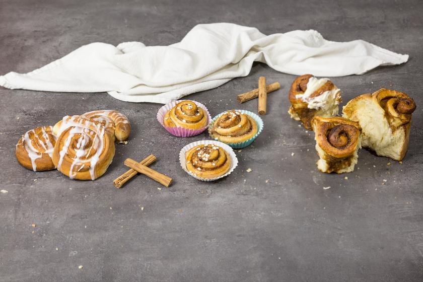 Cinnamon Rolls, Kanelbullar und Zimtschnecken liegen nebeneinander.