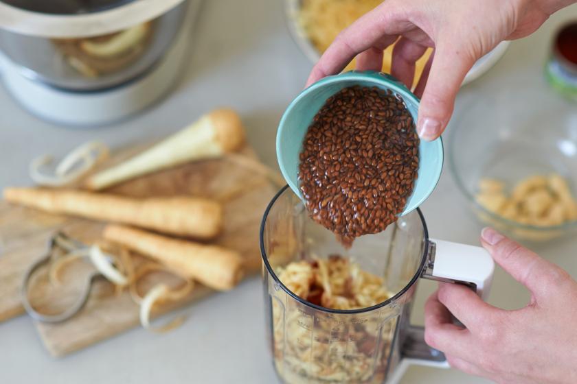 Für das Cracker Rezept werden Leinsamen in einen Mixer gegeben.