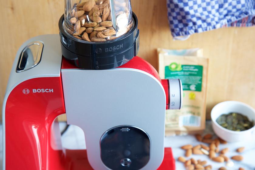 Mandeln für das Dinkelmüsli werden in einer Küchenmaschine gehackt.