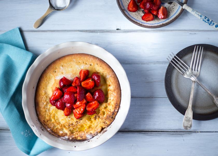 Ofenpfannkuchen mit marinierten Erdbeeren