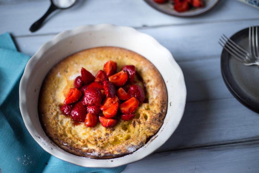 Ofenpfannkuchen mit marinierten Erdbeeren