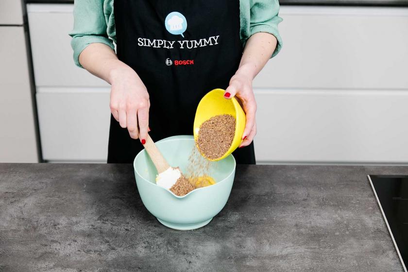 Gemahlene Nüsse werden in eine Rührschüssel gegeben.