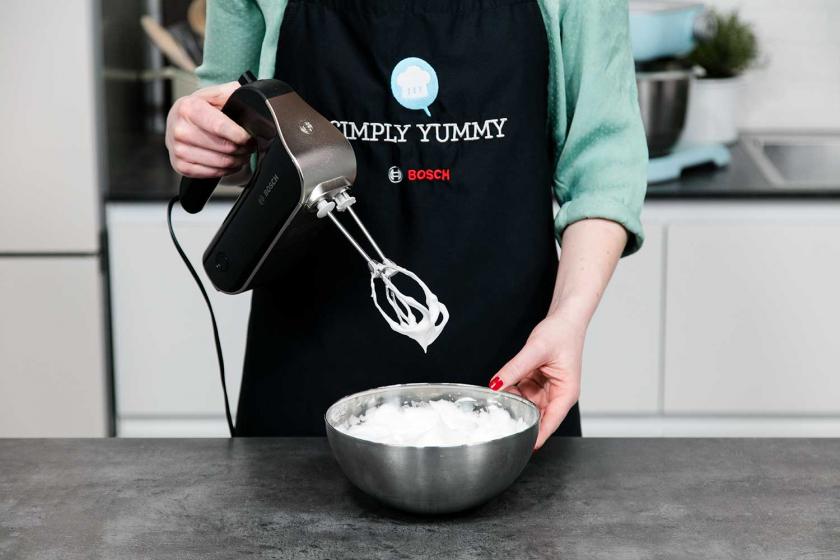 Eischnee wird mit einem Handmixer geschlagen.