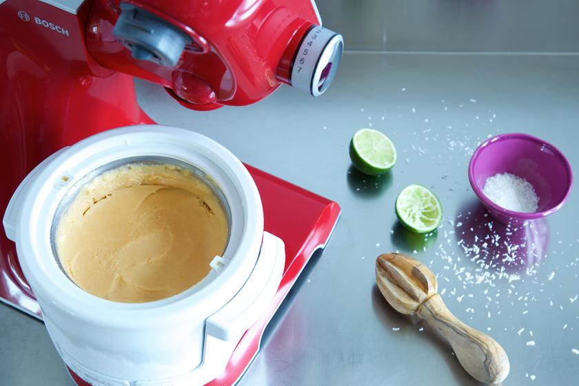 Eis ohne Zucker in einer Eismaschine.