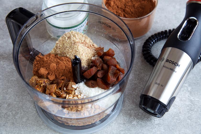Alle Zutaten der Energy Balls liegen in einem Mixgefäß.