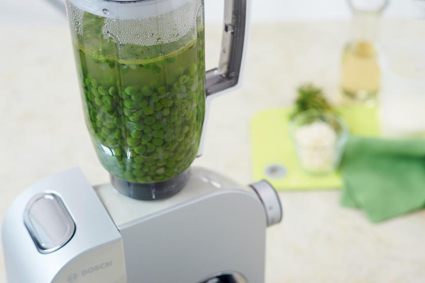 Die Erbsencremesuppe wird in einem Mixer püriert.