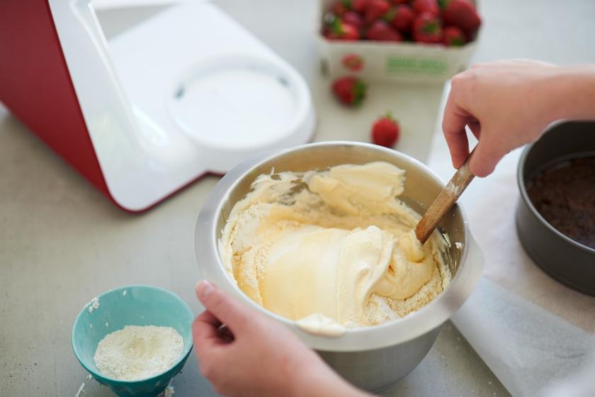 Teig für Erdbeer-Sahne-Torte wird gerührt.